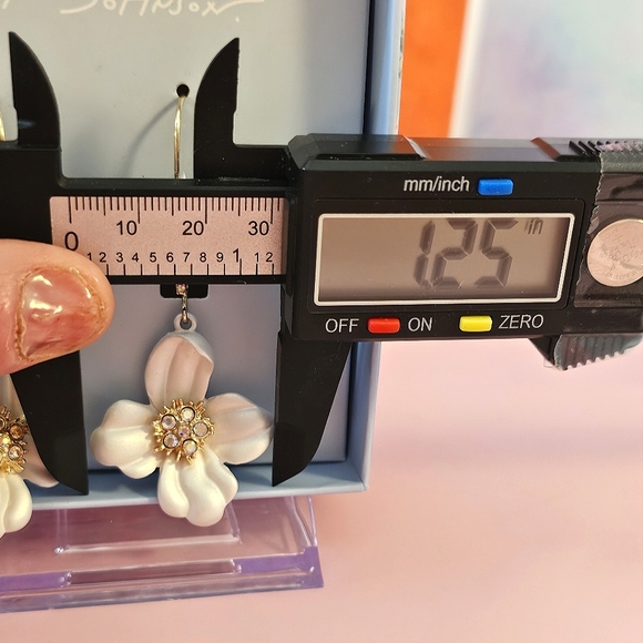 🌸 Betsey Johnson Flower Dangle Earrings Gold-Tone Enamel w/ Stones 🌸 - Picture 6 of 9